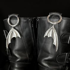 Want to accessories up your New Rocks or Dr Martens?  These simple boot clips will do just that! Just simple attach to the back of your shoes via the loop design on your chosen brand. Design here shows Bat wing accessory with on a stainless steel clipable o-ring. Available in black or silver Bat Clothes, Alt Accessories, Accessories Gothic, Bat Ring, Accessories Goth, Vampire Clothes, Wing Boots, Goth Accessories, Loop Design