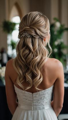 Discover the best bridesmaid hairstyles ideas for Half Up Half Down Long hair Updo Wedding Short hair Medium length Thin hair Black Ponytail Down Bangs Straight hair Whether you're looking for elegant styles for a wedding or chic options for a special occasion we've got you covered Long Hair Updo Wedding, Wedding Short Hair, Hair Updo Wedding, Glam Bridesmaid, Fancy Updos, Easy Homecoming Hairstyles, Bangs Straight Hair, Wedding Hairs, Blonde Wedding Hair