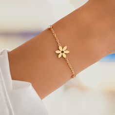 🌸 Discover elegance and personal charm with our Birth Flower Bracelet, beautifully accentuated with a Cubic Zirconia gemstones that adds just the right amount of sparkle to your day. This refined piece is crafted from high-quality stainless steel and lavishly plated in 18K gold, ensuring durability with a luxurious finish. 🌺 Designed for versatility and style, the bracelet features a minimalist link chain that is both delicate and durable. The chain measures 17cm with an additional 5cm extensi Birth Flower Bracelet, Everyday Accessories, Birth Flower, Flower Bracelet, Birth Flowers, Friendship Bracelet, Charm Bracelets, Link Chain, Formal Event