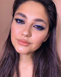 Trucco Glam, Maquillage On Fleek, Models Makeup, Blue Eyeshadow, Blue Makeup, Makeup Goals, Blue Eye Makeup, Glam Makeup