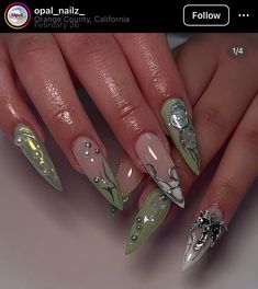 By opal_nailz_ on insta!! Futuristic nails. Shiny nails. Green French tip. Silver detail. Silver angel. Trippy nails. Trendy. Stilleto nails. Green and white. Long acrylic nails. Light Blue Chrome, Blue Chrome Nails, 2024 Nails, Nagellack Trends, Blue Chrome, Girly Acrylic Nails, Dope Nail Designs, Fire Nails