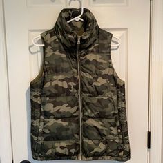 Old Navy Camo Puffer Vest. Never Worn. Silvertone Zipper And Snap Pockets. Felt Lined And Very Warm. Size S. V1 Black Winter Vest, Black Puffy Vest, Camo Vest, Old Navy Vest, White Puffer Vest, Sleeveless Puffer, Navy Camo, Blue Puffer, Womens Puffer Vest