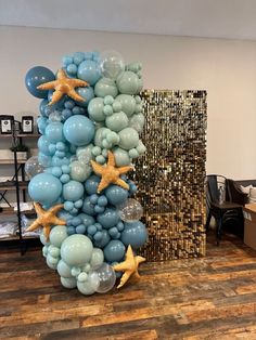 the balloon tree is decorated with starfishs and balloons