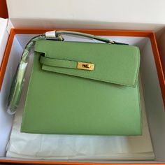 The latest new kelly latest show model 2022 double-sided kelly double-sided irregular design bold changes new look more handsome and stylish (oil fruit green) Hermes Kelly Pochette, Kelly Pochette, Lv Purse, Lv Shoes, Lv Belt, Lv Handbags, Lv Wallet, Basket Bag, Phone Protection