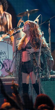 Amazon.com: Daisy Jones & The Six: DAISY-SHOP THE LOOK Stevie Nicks Concert, Stevie Nicks Style, Looks Country, Suki Waterhouse