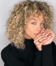 Wavy Highlights, Deva Cut, Curly Cut, Blonde Hair With Lowlights, Hair With Lowlights, Blonde Curly Hair, Curl Hair, Vlasové Trendy