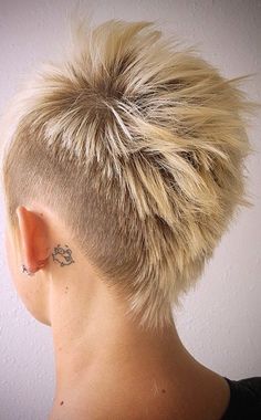 Victory Rolls, Asymmetrical Hairstyles, Shoulder Hair, Hair Styles 2017, Funky Hairstyles, Corte De Cabelo Masculino, Fringe Hairstyles, Short Blonde, Feathered Hairstyles