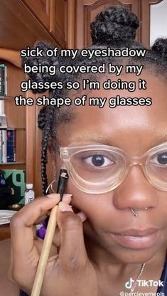 Woman Goes Viral Proving Eyeshadow Can Shine Under Glasses Eye Makeup For Glasses Wearers Tips, Eyeshadow For Glasses, Make Up With Glasses On, Makeup Looks With Glasses On, Makeup Ideas With Glasses, Eyeshadow With Glasses, Eyeliner With Glasses, Makeup To Make Eyes Look Bigger