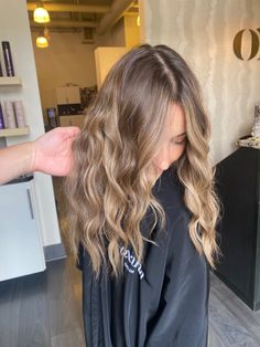 Dark Blonde Light Blonde Highlights, Soft Highlights For Dark Blonde Hair, Blonde Carmel Hair Color, Soft Baylage Brown Hair, Natural Bolyoge, Dark Blonde Hair With Dimension, Fall Hair Inspo Color, Blonde Hair With Brown Balayage, Natural Balyage On Light Brown Hair