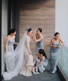 Photoshoot With Bridesmaids, Malay Wedding Bridesmaid, Bridesmaid Shoot Photo Ideas, Bridesmaid Poses Photo Ideas, Bridemaids Pose, Entourage Gowns Bridesmaid, Bridesmaid Poses With Bride, Bridesmaid Photoshoot Ideas, Blue Entourage