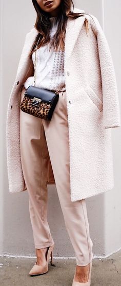 Pink textured coat #coat #pinkcoat #winterfashion #fallfashion #ad #pink #womensfashion Blush Outfit, Tom Pastel, Winter Coat Parka, Textured Coat