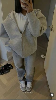 Grey jumper, grey jeans, adidas samba black girl Zara Style, Stile Hijab, Looks Pinterest, Zara Drip, Outfit Zara, Zara Outfit