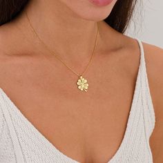 💕🍀 May luck always be with you 🍀💕 💕🍀Welcome! In the real world of gold jewelry, we present a piece that will immortalize your special moments:  14K Gold Four-Leaf Clover Necklace. 🍀This elegant necklace is the perfect combination of luck and Mother's Day enthusiasm brought by a four-leaf clover.  💕🍀Each leaf symbolizes love, hope and, of course, luck. This necklace fills the eye not only aesthetically, but also symbolically. This specially designed necklace is an excellent option to add Clover Leaf Necklace, Beautiful Gold Pendants, Lucky Necklace, Four Leaf Clover Necklace, Clover Pendant, Gold Necklace Simple, Clover Charm, Solid Gold Necklace, Clover Necklace