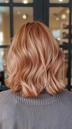 Strawberry Blonde Hair On Fair Skin, Blonde Red Hair Short, Strawberry Blonde Cool Tone, Strawberry Blonde Medium Length Hair, Strawberry Blonde Balayage Short Hair, Strawberry Blonde Pale Skin, Summer Strawberry Blonde Hair, Shoulder Length Strawberry Blonde Hair, Blond To Red Hair