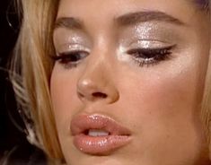 VS Make-up  #Icy #Make-up #Runway #VictoriaSecret #Models Icy Winter Makeup, Icy Nude Makeup, Icy Girl Makeup, Icy Girl Aesthetic, Vs Model Make Up, Icy Makeup Looks, Winter Makeup Aesthetic, Cold Weather Makeup, Ice Princess Makeup