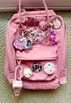 Decorated Backpack Aesthetic, Decorating Backpack, Splatoon Core, Pins On Backpack, Decorated Backpack, Decorated Bag, Backpack With Pins, Mochila Fjallraven Kanken, Backpack Ideas