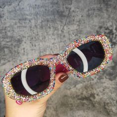 Glitter Rhinestone Oversized Round Lens Sunglasses with UV400 Protection Upgrade your fashion with our Oversized Round Lens Diamond Bling Sunglasses. These stunning shades feature a glitter rhinestone frame that adds a touch of glamour to any outfit. Chic and Protective Equipped with UV400 protection, not only will you look chic, but you will also keep your eyes safe from harmful rays. These sunglasses are perfect for any occasion, whether it's a day at the beach, a music festival, or a casual d Bling Sunglasses, Round Lens Sunglasses, Sunglasses Luxury, Casual Rings, Rhinestone Sunglasses, Diamond Bling, Sunglasses Women Oversized, Vintage Fine Jewelry, Choker Pendant