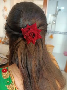 Easy Hairstyles With Flowers, Open Hairstyles With Flowers, Simple Hairstyle With Flowers, Traditional Hairstyle With Flowers, Open Hair Flower Hairstyles, Pelli Hairstyles, Rose Flower Hairstyle, Hairstyles With Rose Flower, Open Hair With Rose