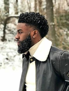 Corte Americano Crespo: o que é e como usar nos Cacheados | Homens que se Cuidam Curly Hair Fade, Curly Weave Hairstyles, Black Men Hairstyles, Beautiful Curly Hair, Mens Braids Hairstyles, Black Curly Hair, Corte De Cabelo Masculino