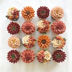 the cupcakes are made to look like flowers