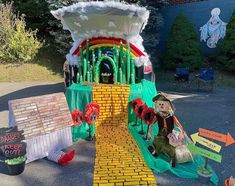 a parade float is decorated in the shape of a castle with decorations on it's sides