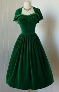 1950S Vintage Prom Dress Green Velvet Gown, Velvet Homecoming Dress, Velvet Gowns, Vintage Homecoming Dresses, Prom Dress Green, Vintage Prom Dress, Vestidos Retro, Velvet Party Dress, Vintage Prom