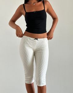 Lace Capris Outfit, Lace Capris, Capris Outfit, Capri Leggings Outfit, Capri Pants Outfits, Cute Bottoms, White Capri Pants, Capri Trousers