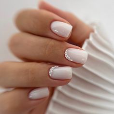 These simple acrylic nails take short to a new level of elegance with the addition of pearl accents. The white base is soft and feminine, while the pearls along the cuticle line add a touch of glam. This look is girly yet classy, perfect for any occasion where you want to add a subtle statement. Nail Shapes Square, Subtle Nails, Nagel Tips, Easy Nails, Simple Acrylic Nails, Pearl Nails, Nail Idea, Bride Nails, Short Nail Designs