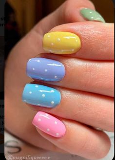 Easy Kids Nails, Nails Daisy, Easter Nails Easy, Kids Nail Designs, Girls Nail Designs, Nail Art For Kids, April Nails, Pastel Nails Designs, Easter Nail Designs