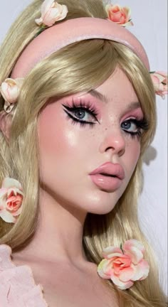 Princess Peach Makeup, 70s Eye Makeup, The 70s Aesthetic, Disco Parties, Peachy Eyeshadow, Disco Makeup, Dramatic Eyeliner, Peach Costume, Orange Eyeshadow