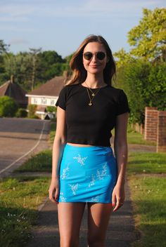 ❤Gorgeous 90s vintage blue and white floral mini skirt with side splits! ❤Brand: Topshop ❤UK size 8, please check the measurements below ❤Waist: 24 inches (unstretched) ❤Length: Just under 14 inches ❤In fair vintage condition, there is a discoloured water mark stain and a few pin prick sized holes just below the waistband - please see close up photos. This is reflected in the price.  ❤Model is size 8 and 5'5 Fitted Floral Print Mini Skort, Y2k Style Blue Skort For Spring, Blue Y2k Style Skort For Spring, Blue Y2k Skort For Spring, Blue Pencil Skirt Skort For Summer, Fitted Blue Skirt Y2k Style, Fitted Y2k Blue Skirt, Fitted Blue Y2k Skirt, Y2k Style Blue Mini Skirt