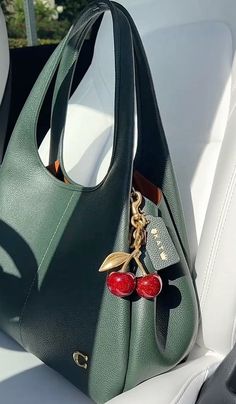 Luxury Bags Aesthetic, Tas Bahu, My Style Bags, Luxury Bags Collection, Purse Essentials, Tas Fashion, Handbag Essentials, Girly Bags, Fancy Bags