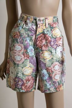 Pastel Flower Garden, Pretty Flower Garden, Grunge Shorts, Picture Cartoon, Aesthetic Profile, 80s Floral, 80s Nostalgia, Shorts Style, Vintage Inspiration