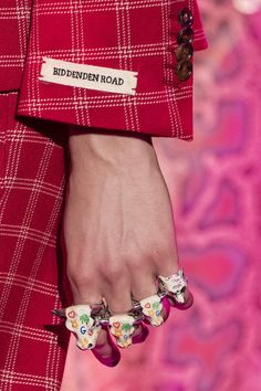 Gucci at Milan Fashion Week Fall 2017 - Details Runway Photos Gucci Fall 2017, Italian Fashion Brands, Fashion Terms, Milan Fashion Weeks, Italian Fashion Designers