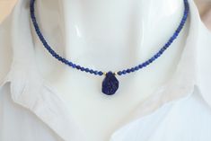 This Necklace is made of natural Lapis lazuli stone bead, chakra healing yoga crystal and copper wire. It is a tiny bracelet, an icon of minimalism. It give to us positive energy and luck. It can be suitable casual, office and party dressing, very elegant and unique. The best gift ideal for our loved ones. Necklace length: 36cm - 52 cm (choose) Necklacet width/ bead size: 3 mm Material: natural grade AAA/untreated Lapis lazuli stone bead, Steel gold-plated clasp, flexible copper wire Handmade with Love You can find the same style bracelet here: https://www.etsy.com/de/listing/1236777845/armband-aus-lapislazuli-echte? NOTED: There are parts of jewelry that are made from silver-plated or gold-plated metals, so they can easily tarnish if constantly wet or exposed to cleaning chemicals. If tar Blue Chakra, Tiny Bracelet, Healing Yoga, Chakra Yoga, Party Kleidung, Les Chakras, Lapis Lazuli Stone, Casual Office, Chakra Healing