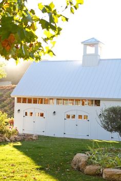 Beautiful all-white barn #countrylife Quilt Studio, Country Barns, Barn Garage, Three Birds, Dream Barn, Farm Barn, White Barn, Horse Barn, Old Barns