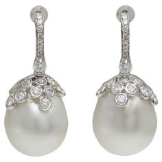 Gorgeous 18kt. White Gold Earrings With Huge Baroque South Sea Pearls and 1.4 ct. Diamonds Pearl: South Sea pearl, measurements 19.2 mm x 14.6 mm Diamond: Brilliant cut diamonds together approx. 1.4 ct. Diamonds Material: 18 kt. white gold Measurements: 33.3 mm x 14.5 mm Total weight: 15.3 gram / 0.540 oz / 9.8 dwt Earrings will be presented in a new jewellery box with our shops certificate of authenticity. White Gold Pearl Earrings With 17 Jewels For Wedding, Briolette Diamond Accent Earrings For Formal Occasions, Formal Briolette Diamond Accented Earrings, Formal Briolette Earrings With Diamond Accents, Classic Diamond Briolette Earrings, Elegant Diamond Briolette Earrings, White Gold Briolette Earrings For Anniversary, Pear-shaped Diamond Earrings With 17 Jewels, Formal White Gold Briolette Earrings