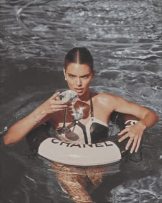 Kendall Jenner Pool, Stile Kendall Jenner, Vegas Pool Party, Poolside Glamour, Debut Photoshoot, Singapore Photos, Summer Picture Poses