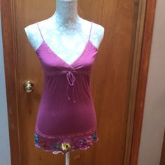 Never Worn, This Tunic Length Cami Is Super Sweet. Pinky/Purply Color With Lace Accents On Chest And Drawstring Empire Waist. Adjustable Straps Make It Fully Customizable. Best Part Is The Embroidered Floral At The Hem. Very Artisan. Size M. Cleo Sertori Outfits, Cleo Sertori, Scene Clothes, Mcbling Fashion, 2000s Clothes, Throwing Fits, Scene Outfits, Diy Fashion Clothing, Wardrobe Pieces