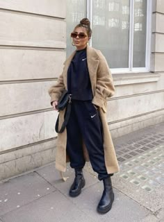 outfit inspo, pinterest inspo, pinterest photo, pinterest desthetic, summer vibes, fashion, hijab, hijabi, arab, dubai, ootd, ootd inspo, outfit. fall outfit Joggers Outfit, Street Style Winter, Camel Coat, Mode Inspo, 가을 패션, Autumn Outfit