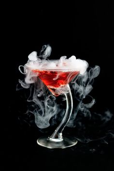 Artistic Cocktails, Halloween Punch Recipes, Washington Apple, Apple Cocktail, Halloween Punch, Dry Ice, Pretty Drinks, Halloween Drinks, Punch Recipes