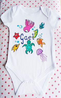 Diseño único con ilustración inspirada en el mar. Baby Onesies Diy, Paint Inspiration, Boy Birthday Cake, Painted Clothes, Art Dress, Boy Birthday, Chic Outfits, Onesies, Baby Onesies