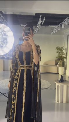 Kaftan Dress With Hijab, Outfit Arabic Style, Arab Women Outfits, Arabic Night Outfit, Turkish Clothing Women, Arabic Dress Design, Middle Eastern Dresses, Kaftan Aesthetic, Arabic Dress Traditional