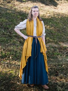 medieval shawl vest Diy Medieval Costume Women Easy, Practical Fantasy Outfit, Medieval Clothing Layers, Easy Dnd Cosplay, Loose Fantasy Clothing, Into The Woods Costume Design, 5th Century Clothing, Elf Renfaire Outfit