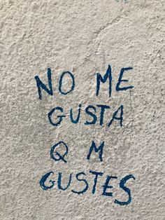 graffiti written on the side of a building says no me gusta q & m guses