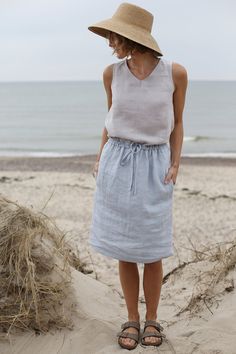 "Skirt With Adjustable Waist | Midi Skirt | Washed Linen Skirt | Skirt With Pockets | Washed Soft Linen Skirt Details: - 100% natural Baltic linen; - medium weight linen; - colour: Greyish Blue, but could be any from our 25 available colours (colour palette is below); - pre washed linen fabric; - with two side pockets; - there is no zipper; - making time approx. 3-5 working days; The girl height in the photo is 173 cm/5\"7'. Length from the lower to the upper seam 60 cm / 24\". If You prefer sho Natural Boho Style Clothing, Midi Rok Outfit, Linen Skirt Midi, Midi Rock Outfit, Garden Dresses, Linen Style Fashion, Skirt Pattern Free, Midi Skirt Outfit, Tower Fan