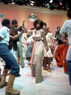 "Soul Train" Dancers in the 1970s Soul Train Outfits, Soul Train Fashion, Soul Train Dancers, Soul Train Party, Disco Fever, Soul Train, 70s Disco, 1970s Fashion