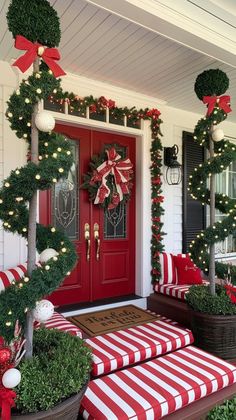 Get easy and stylish Christmas decor ideas for your living room to quickly deck the halls and create a festive atmosphere. #ChristmasOnABudget #DIYDecor #HolidayVibes #FestiveHome #BudgetFriendlyDecor #ChristmasCheer Red Christmas Porch Decor, Decor Natal, Christmas Sleepover, Welcome To Christmas, Hate Christmas, Christmas Porch Decor