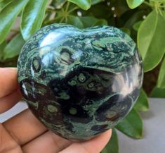 Kambaba Jasper Meaning, Crystals Meanings, Jasper Meaning, Pretty Crystals, Beautiful Hearts, Kambaba Jasper, Crystal Aesthetic, Crystal Guide, Crystals Stones