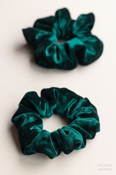 How To Make Velvet Scrunchies like Stores (Pro Way) Velvet Fabric Diy Ideas, Velvet Scrap Ideas, Velvet Hair Accessories, Velvet Sewing Ideas, Velvet Fabric Ideas, Velvet Diy, Sewing Club